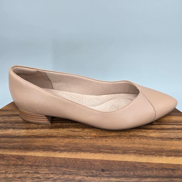 Clarks Heels Womens 11 Wide Beige Leather Pointed Toe Career Slip On Pumps Shoes - Picture 2 of 8